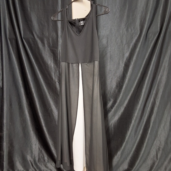 Black and White Maxi Dress with Flowing Silhouette - Picture 10 of 12